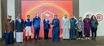 وزير الإعلام يتوّج الفائز بسباق كأس العيد الوطني لسباق الخيل – الوطن