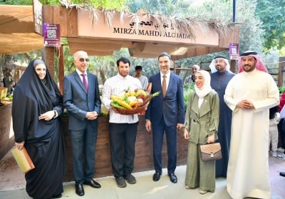 وزير البلديات يقوم بزيارة ميدانية لسوق المزارعين البحرينيين بمشاركة عدد من الوزراء والمسؤولين – الوطن