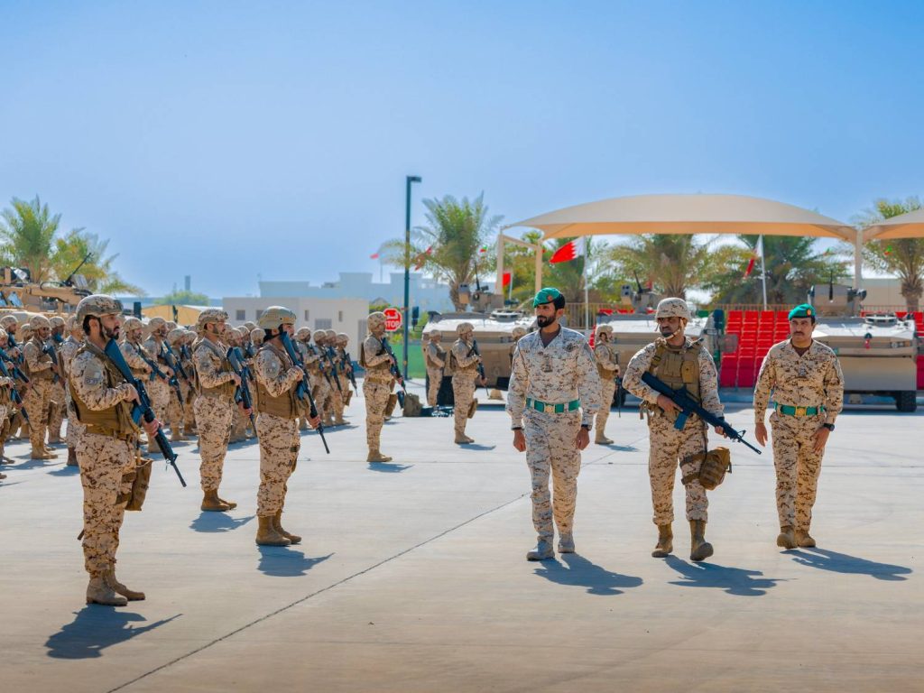 ناصر بن حمد يحضر طابور القائد للحرس الملكي – الوطن