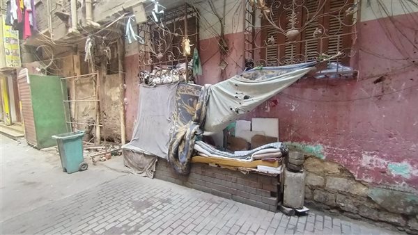 حق معطّل وحياة مهددة.. «» ترصد مأساة شاب من ذوي الهمم يفترش الرصيف بحلوان «صور»