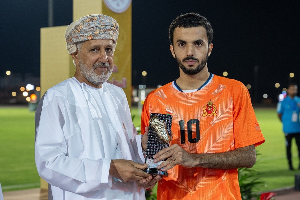 اللاعب مهند بن سليمان العامري من فريق الهجانة السلطانية ينال على جائزة هداف البطولة برصيد 6 أهداف.jpg