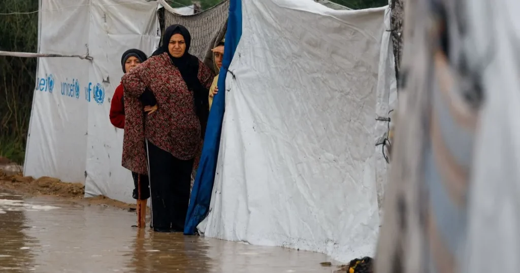 صور.. الأمطار تعرض النازحين في غزة للخطر مع منع الإمدادات