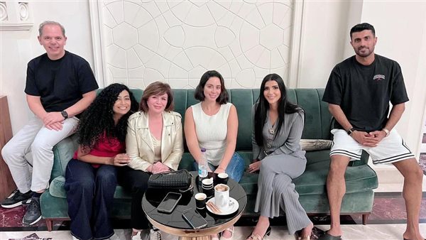 إلهام شاهين تجتمع بالنجوم بمهرجان البحر الأحمر.. وتعلق: “بحب أهل الفن جدا”