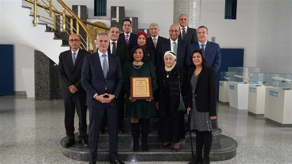 رئيس مصر للطيران يكرم داليا المراغي ويهديها درع الشركة تقديراً لمسيرتها المهنية