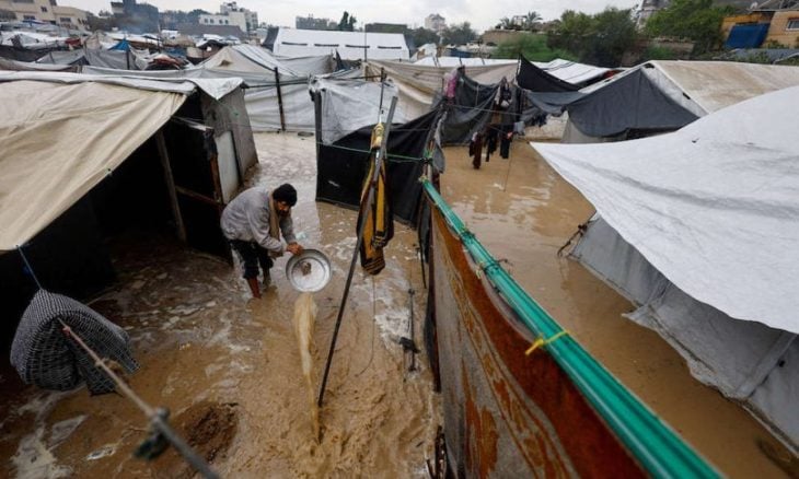 غزة.. أمطار غزيرة تغرق مئات خيام النازحين