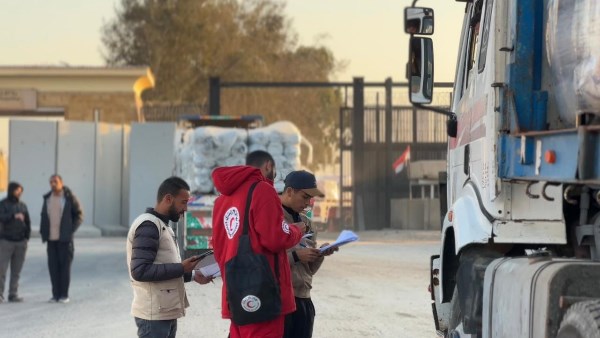 الهلال الأحمر يطلق قافلة «زاد العزة» الـ 87 إلى غزة