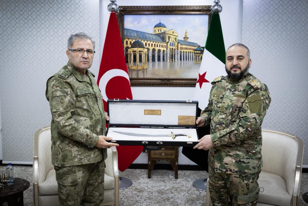 قائد القوات البرية التركي يجري مباحثات مع وزير الدفاع السوري.. عملية وشيكة ضد “قسد”؟