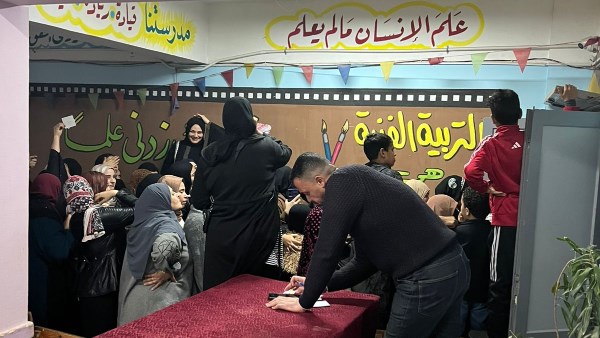 قبل الساعة الأخيرة .. تكدس من الناخبين أمام لجان النواب بالشرقية