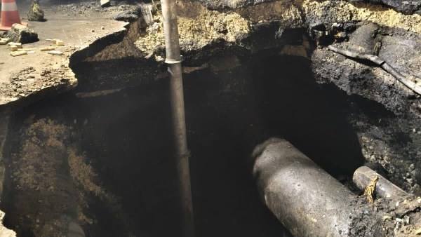 محافظ الجيزة يتفقد عملية إصلاح كسر خط مياه رئيسي بقطر 1000 مم بشارع ربيع الجيزي