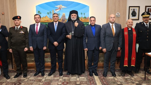 محافظ الجيزة يزور الكنيسة الكاثوليكية لتهنئة الأقباط بعيد الميلاد المجيد | صور