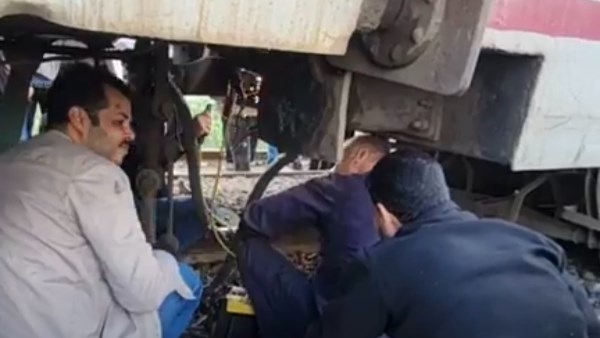 محاولات مكثفه لرفع عربة قطار المنوفية الخارجة عن القصبان.. شاهد محاولات مكثفه لرفع عربة قطار المنوفية الخارجة عن القصبان.. شاهد