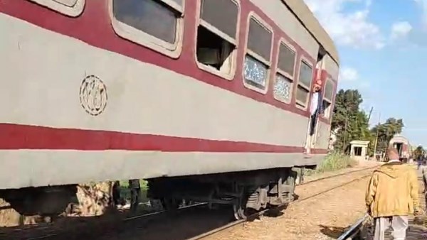 رفع عربة قطار المنوفية الخارج عن القضبان وسحبه لمحطة طنطا