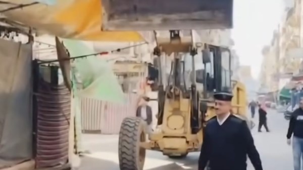 محافظ بورسعيد: لا عودة لإشغالات الحميدي والتجاري وعلى المرافق التنفيذ | شاهد