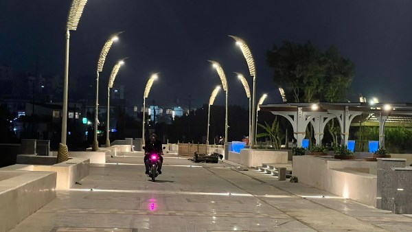 طراز أوروبي.. ننشر أول صور لكورنيش شاطئ بورسعيد بعد تطويره وإضاءته