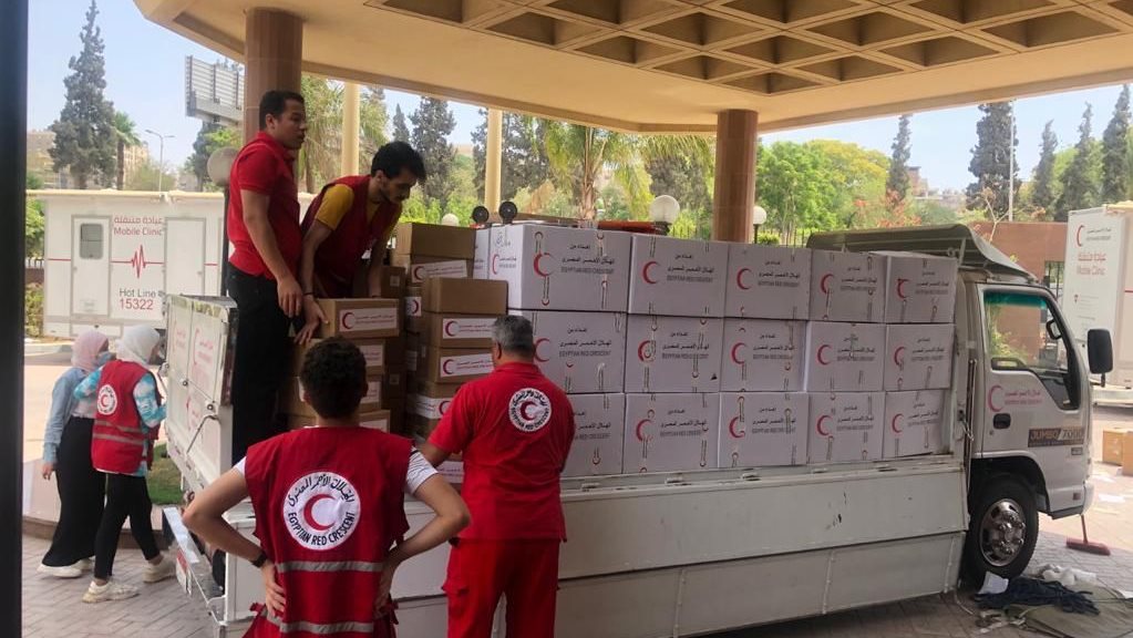 وسط برد قاسٍ .. الهلال الأحمر يمد غزة بخيام وبطاطين وملابس شتوية