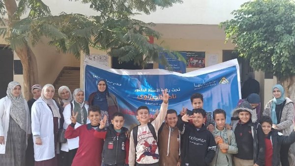 توقيع الكشف الطبي على 237 طفلا فى قافلة جامعة بنها بكفر شكر