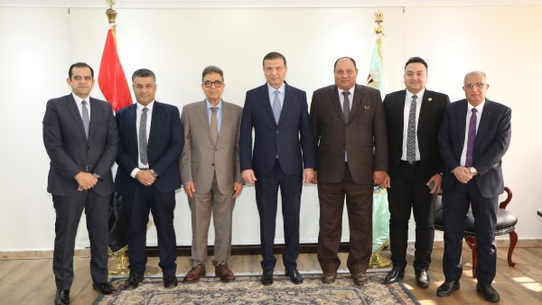 الطبيب البيطري خط الدفاع الأول.. وزير الزراعة يبحث مع نقيب البيطريين ملف كلاب الشوارع