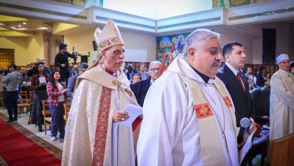 رئيس أساقفة الكنيسة الأسقفية يدعو لصلاة الاستعداد ضمن طقوس قداس الميلاد