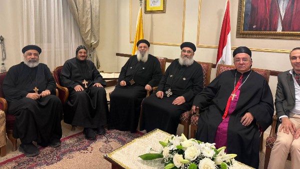 آباء الكنيسة القبطية الأرثوذكسية يقدمون التهنئة بعيد الميلاد المجيد.. صور