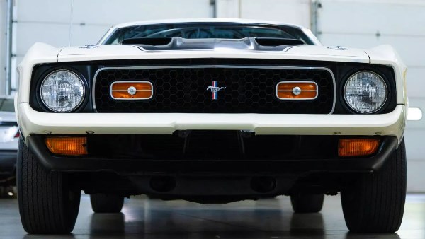 ماشية 5 آلاف كم فقط.. سيارة نادرة عمرها 49 عامًا معروضة للبيع بحالة الزيرو