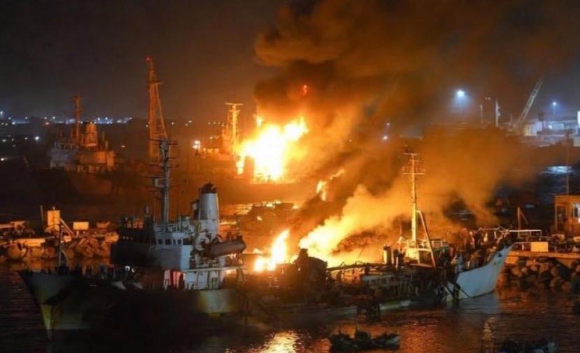 تفاصيل جديدة حول السفينتين اللتين نقلتا أسلحة من الإمارات إلى ميناء المكلا