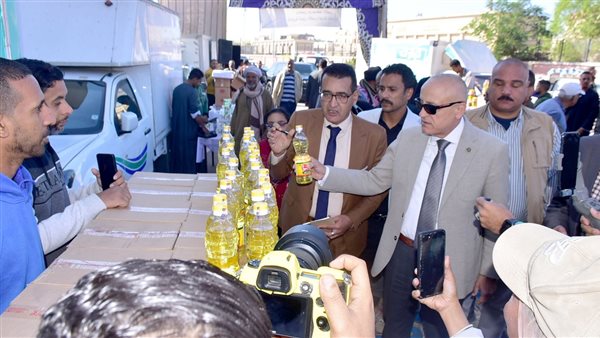 تموين الأقصر تفتتح سوق اليوم الواحد لتوفير السلع الغذائية (صور)