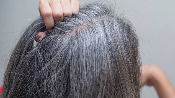 وصفة طبيعية تُخفي خصلات الشعر الأبيض دون صبغات| تعرفي عليها