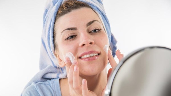 لماذا يزداد جفاف البشرة في الشتاء؟ طبيب جلدية يوضح ويقدم حلولا فعالة