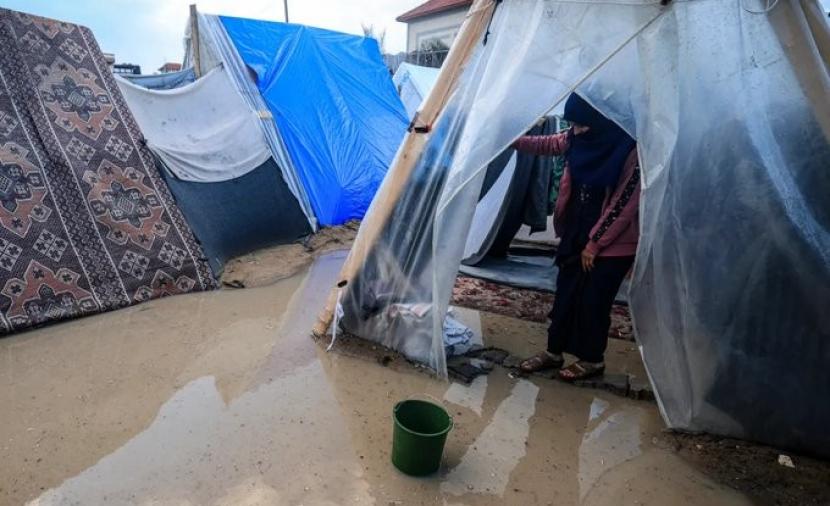 بالفيديو.. منخفض جوي يغرق خيام آلاف النازحين بغزة وتحذيرات من كارثة