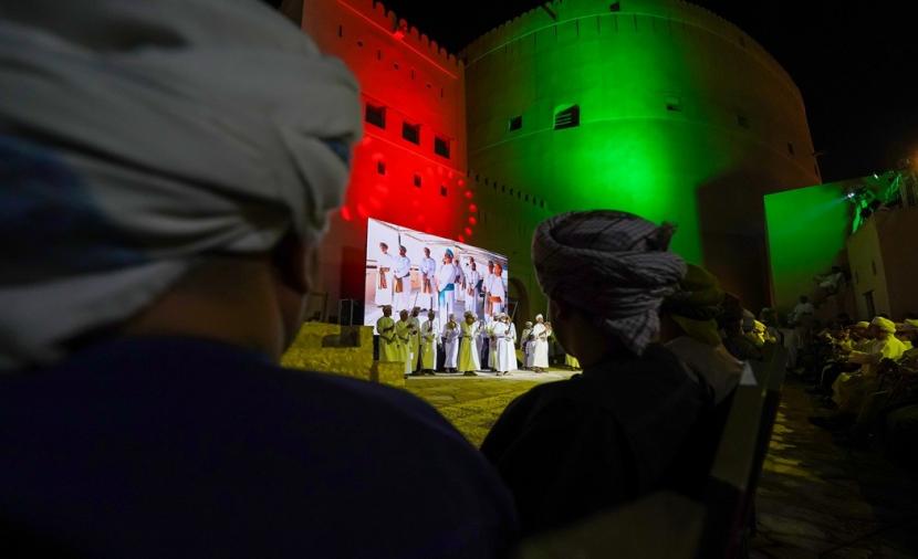 محافظة الداخلية تقدم أوبريت “ينابيع الأصالة” لتجسيد مسيرة الدولة البوسعيدية