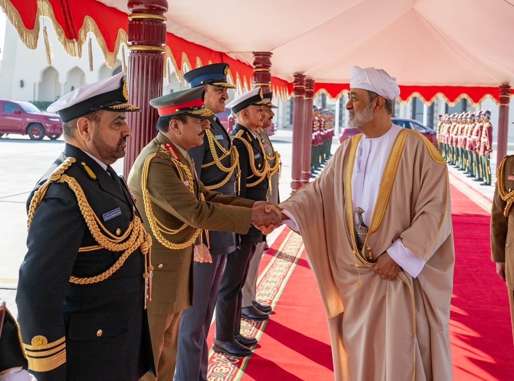 جلالة السلطان مغادرة الى القمة الخليجية بالبحرين (5).jpg