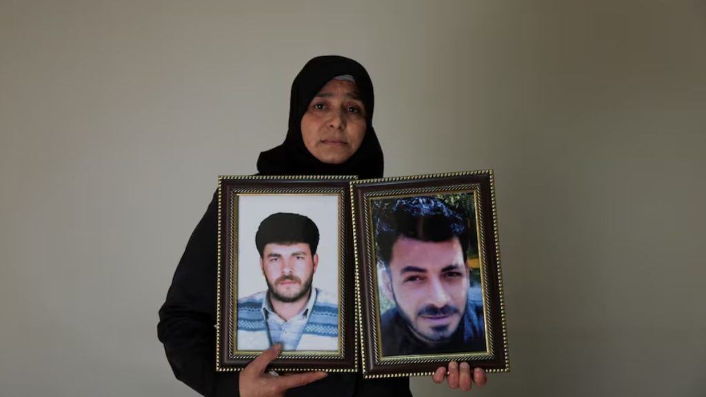 كيف تعقب “الفرع 300” الناشطين السوريين والأجانب