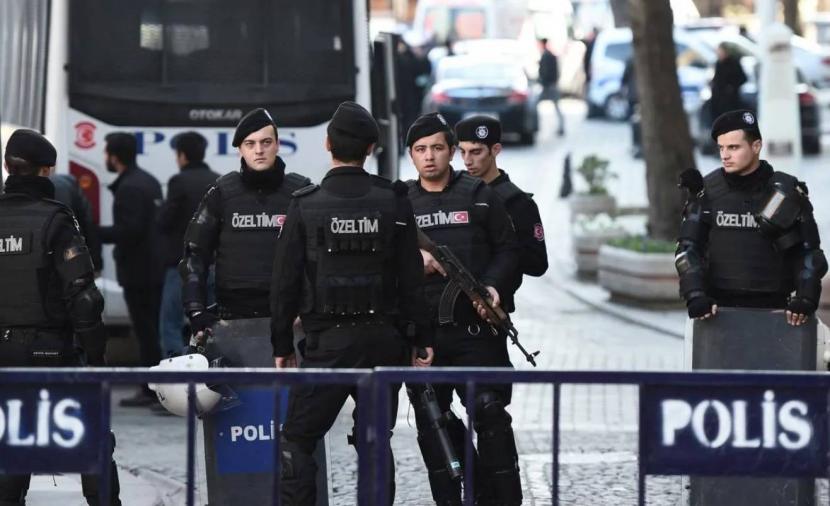 إصابة 7 شرطيين أتراك في اشتباك مع مسلحين