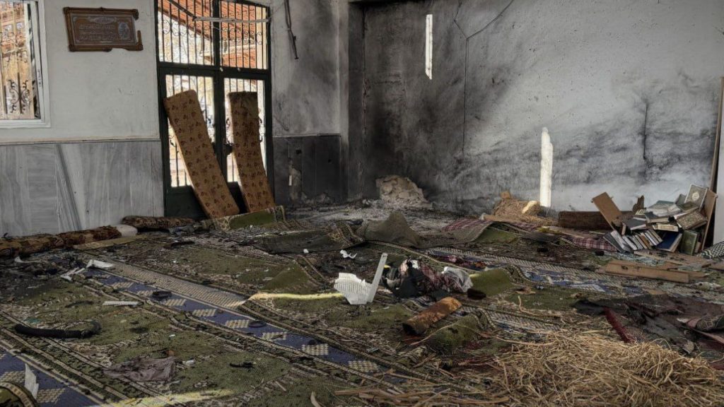 ارتفاع حصيلة الضحايا جراء التفجير بمسجد في حمص