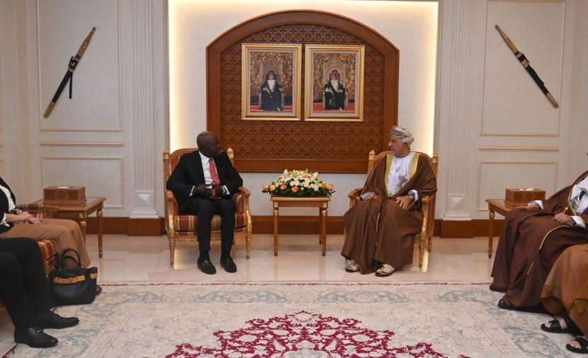 جلالة السلطان ينعم بوسام التكريم لمدير عام منظمة العمل الدولية