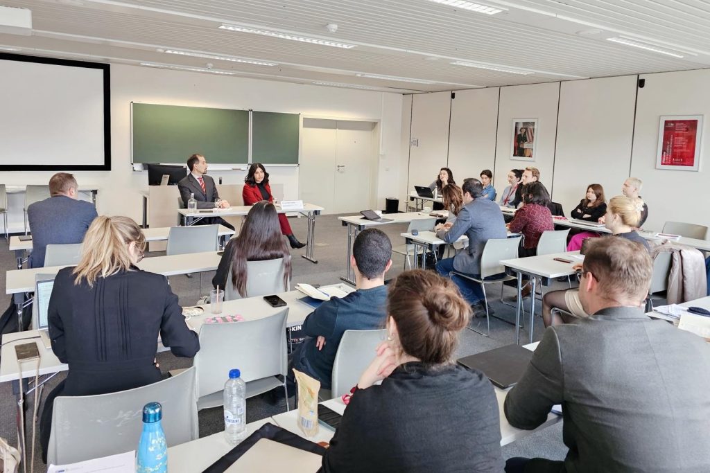 السفيرة جادو تلقي محاضرة في الأكاديمية الدبلوماسية للاتحاد الأوروبي