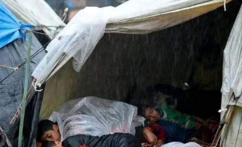 الكارثة الإنسانية تتفاقم في غزة.. 288 ألف أسرة بلا مأوى غارقين بمياه الأمطار