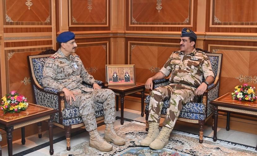 قائد سلاح الجو السلطاني العُماني يستقبل مسؤولًا عسكريًا سعوديًا