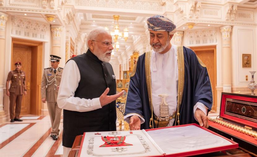 جلالة السلطان يمنح وسام عُمان لرئيس وزراء الهند