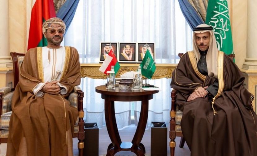 غداة التطوارت في اليمن.. بدر بن حمد يستعرض في الرياض جهود احتواء التصعيد