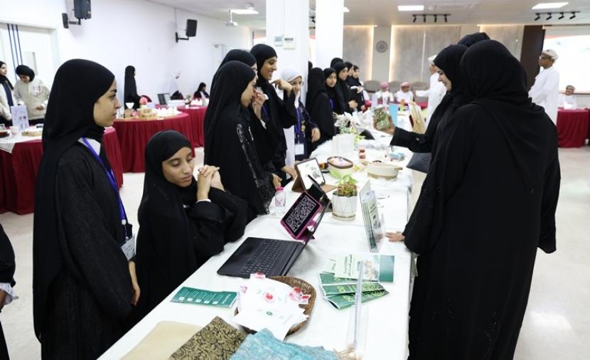 استعراض ابتكارات الطلاب في “معرض الشركات الطلابية” بالبريمي