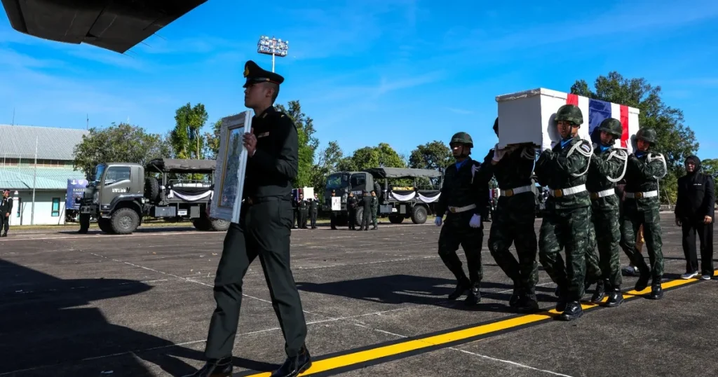 تايلندا تعلن حظر تجول مع توسع القتال على الحدود مع كمبوديا