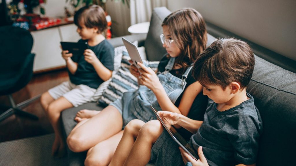 أستراليا تحظر الأطفال على تيك توك وفيسبوك.. هل يتبعها العرب؟