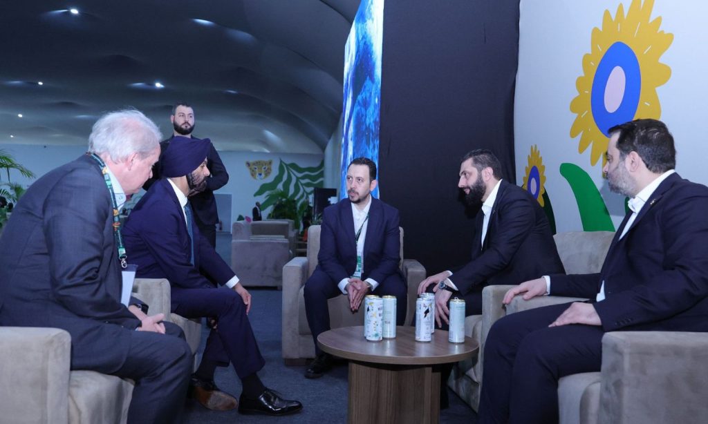 الحكومة تبدأ بخزينة خاوية وتنتهي بأول تحويل “سويفت”