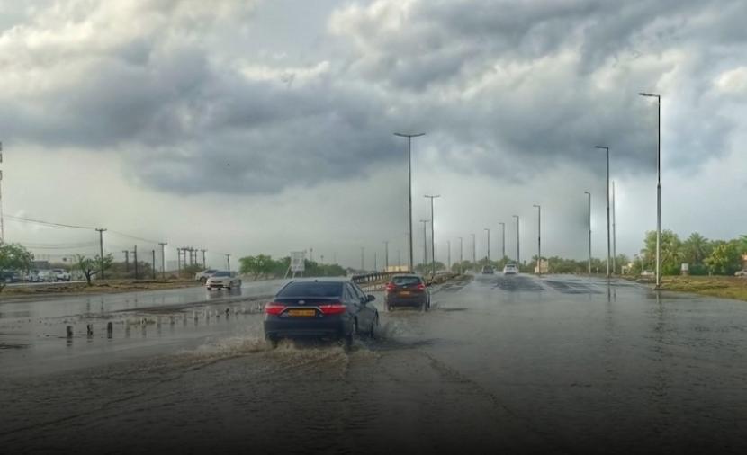 شاهد.. سحب ممطرة وأجواء غائمة على بعض ولايات السلطنة