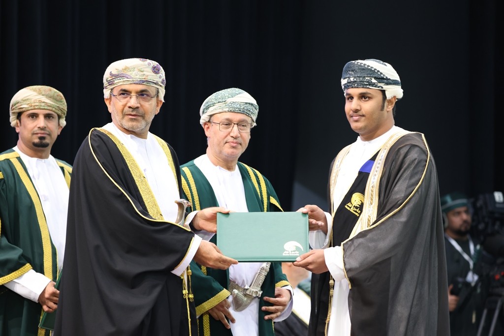 خريج يستلم شهادة التخرج.JPG