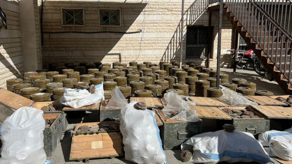 “الداخلية” تحبط محاولة تهريب شحنة أسلحة إلى لبنان