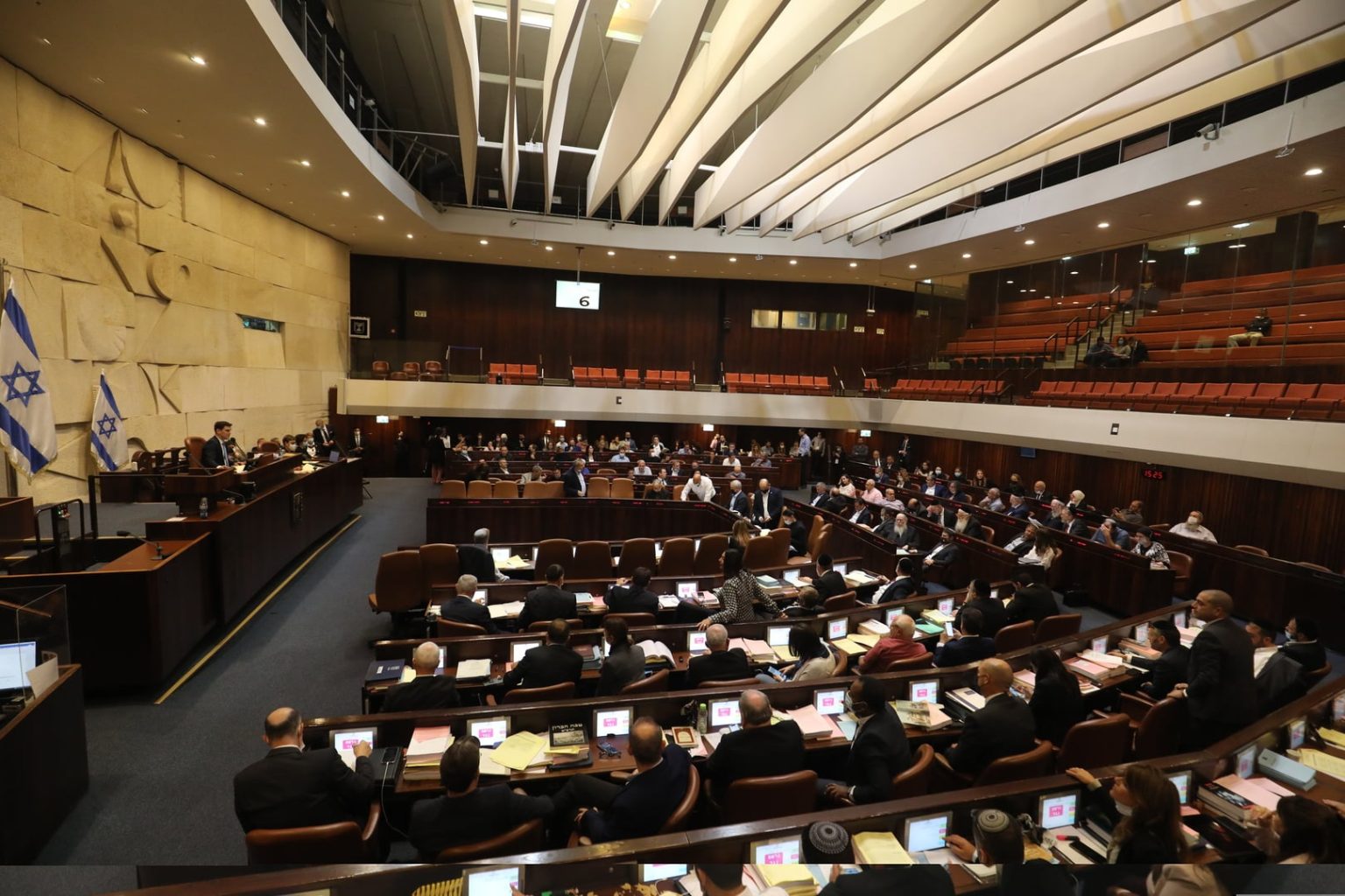 القشرة الديمقراطية وأولوية البقاء: إعادة تصنيف إسرائيل سياسيا