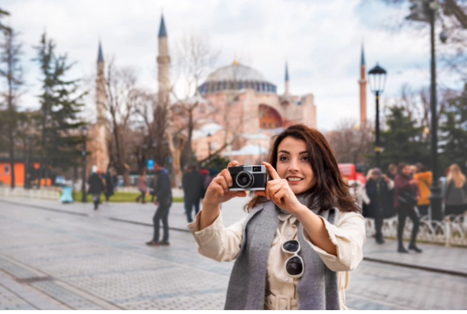 تركيا تتجه لإنهاء 2025 بمستوى قياسي جديد في أعداد السياح الأجانب