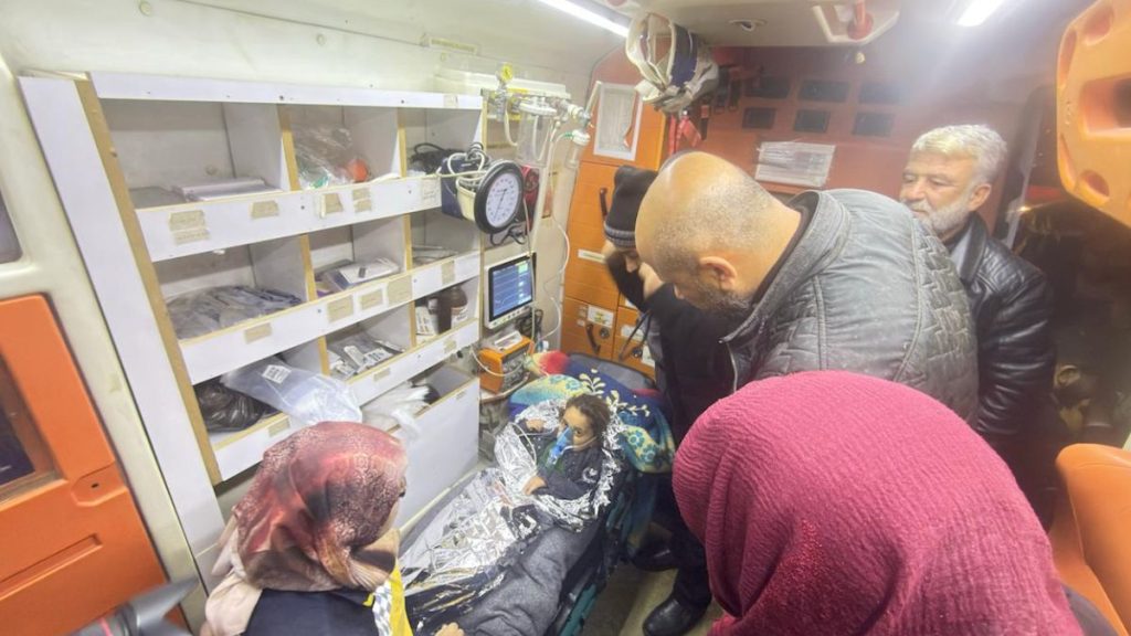 الدفاع المدني ينقذ طفلة سقطت في بئر بريف إدلب